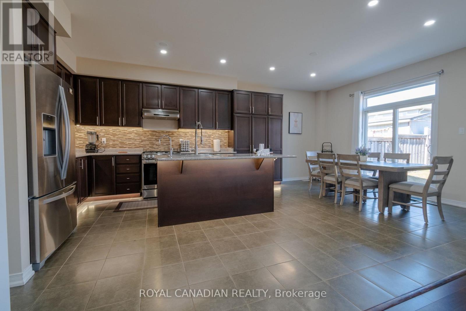 213 Richardson Crescent, Bradford West Gwillimbury (Bradford), Ontario  L3Z 0R5 - Photo 12 - N12346781