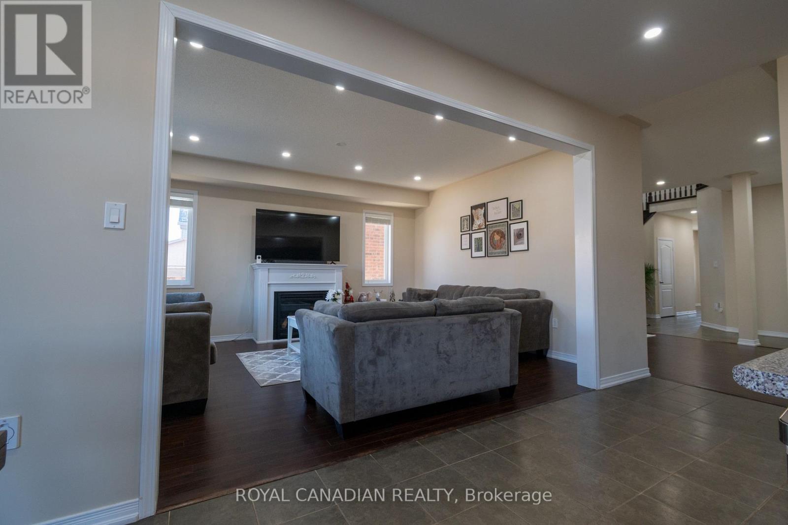213 Richardson Crescent, Bradford West Gwillimbury (Bradford), Ontario  L3Z 0R5 - Photo 13 - N12346781