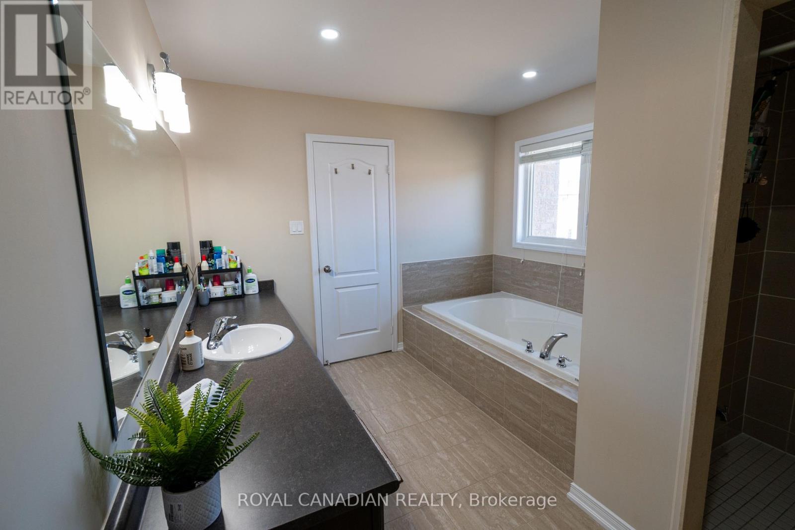 213 Richardson Crescent, Bradford West Gwillimbury (Bradford), Ontario  L3Z 0R5 - Photo 34 - N12346781