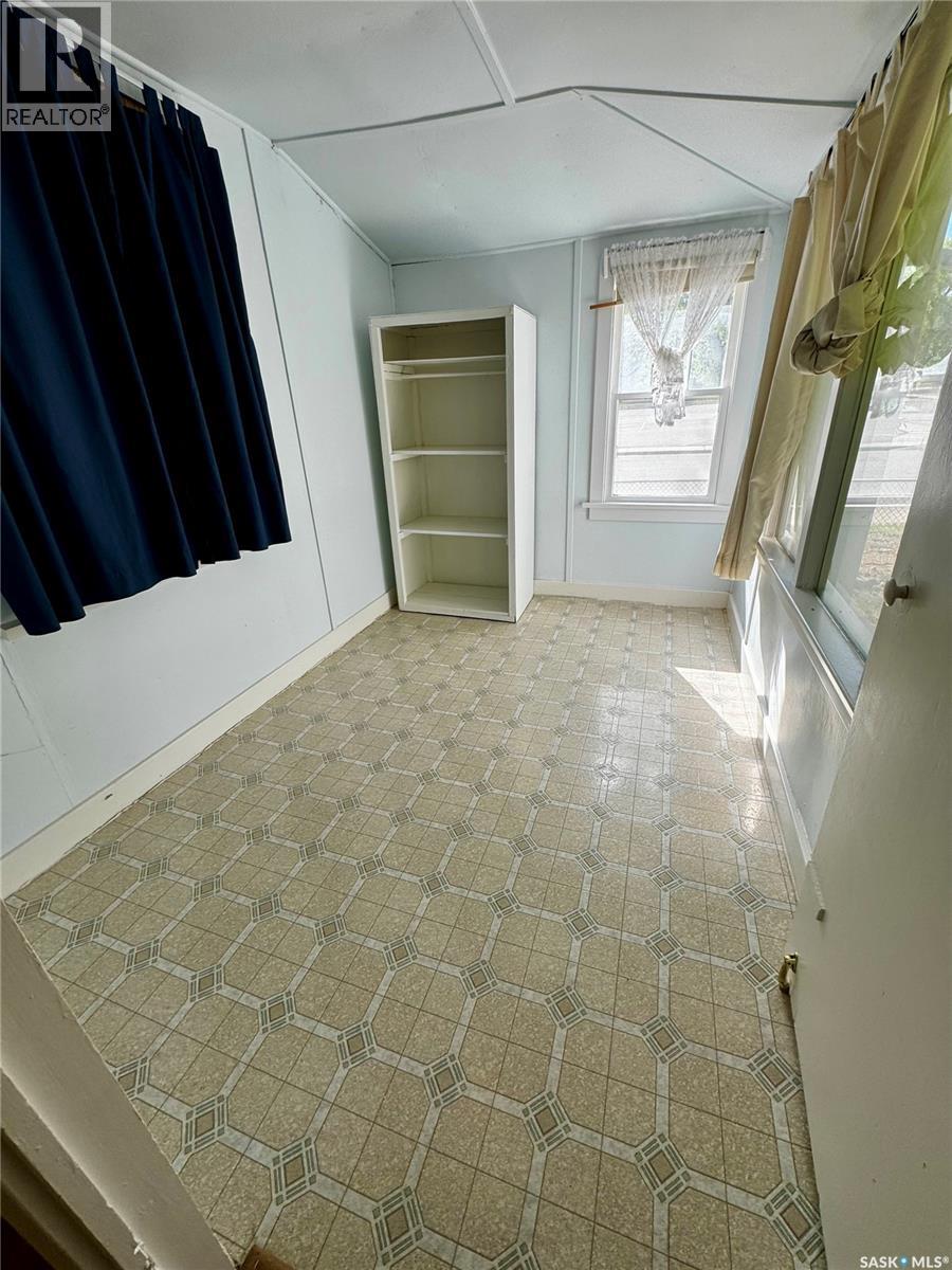 305 3rd Avenue Ne, Swift Current, Saskatchewan  S9H 2G8 - Photo 13 - SK015748
