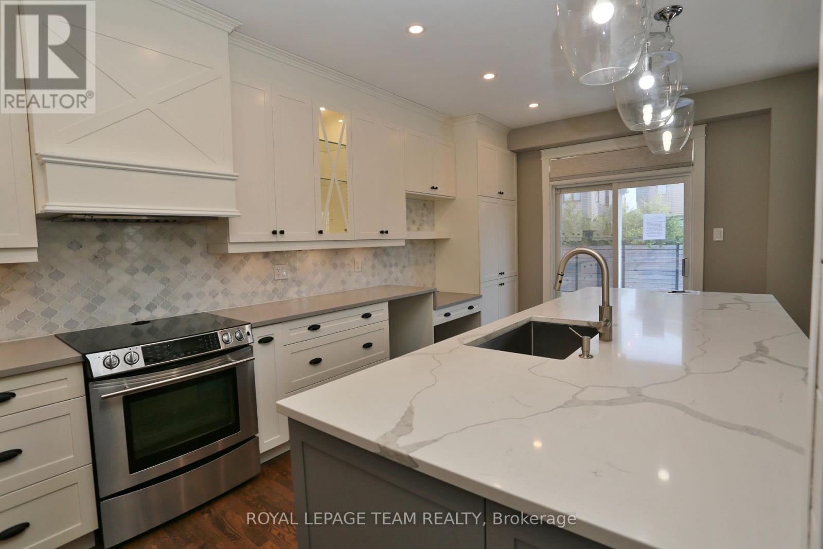 78 Friendly Crescent, Ottawa, Ontario  K2S 2B5 - Photo 17 - X12347007