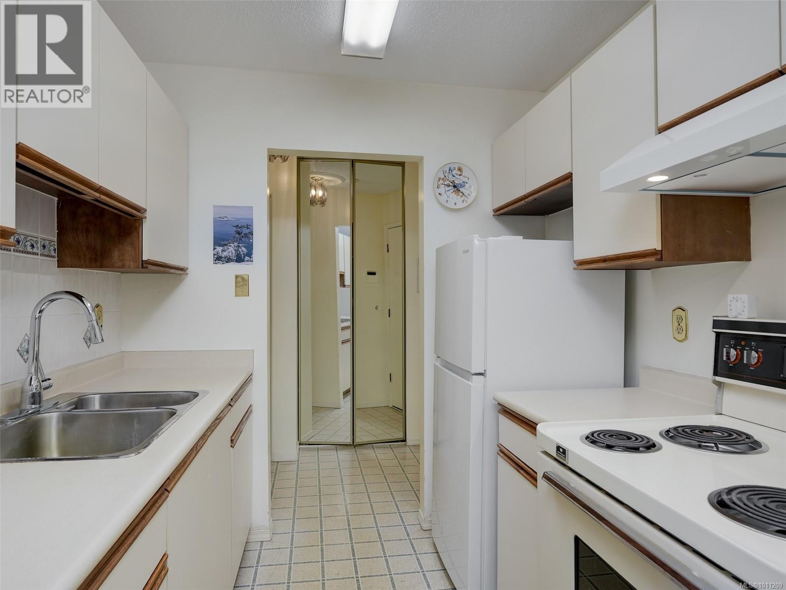 206 1680 Poplar Ave, Saanich, British Columbia  V8P 4K7 - Photo 7 - 1011209
