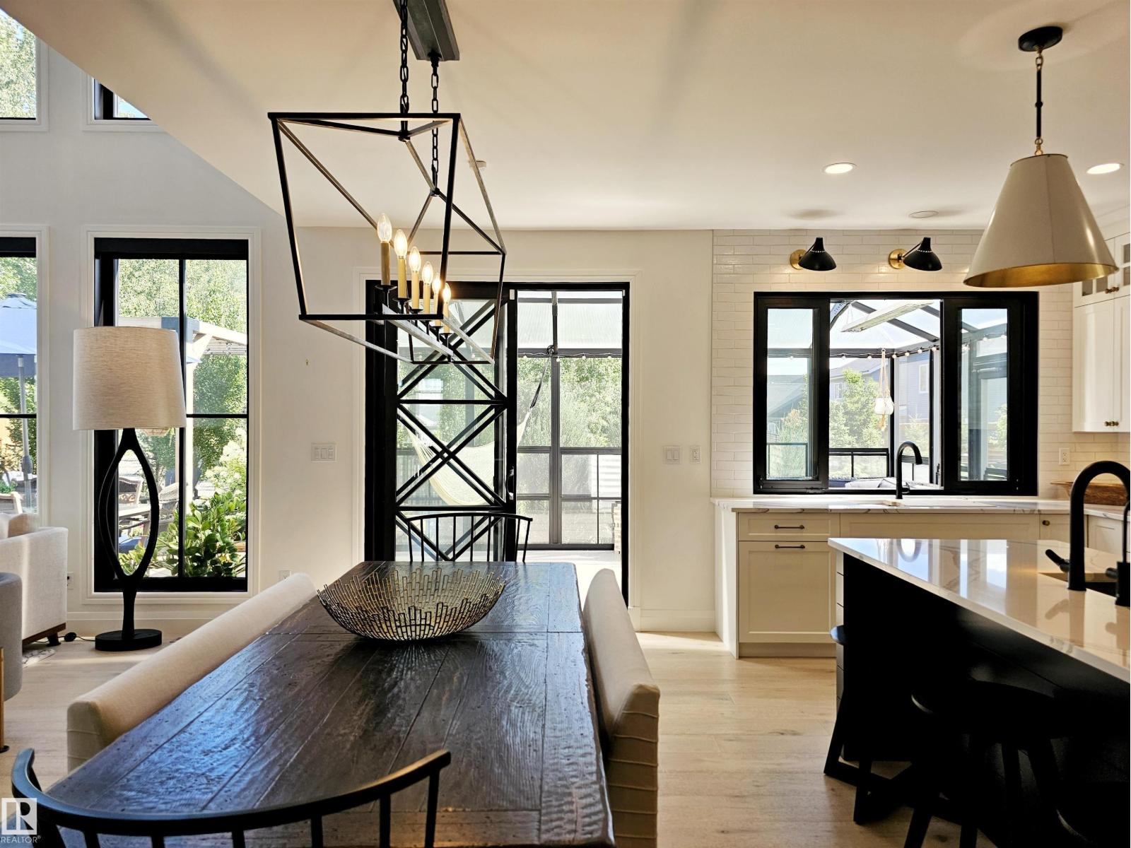 Property at 40 LADEROUTE PL image 3
