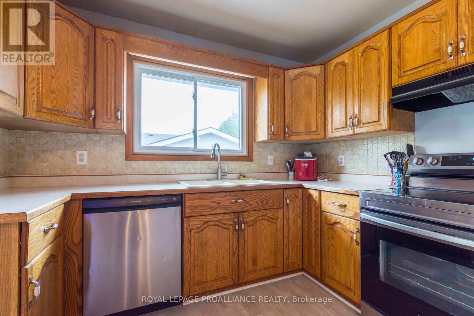 22 Connolly Avenue, Quinte West, Ontario  K8V 5T4 - Photo 10 - X12346906