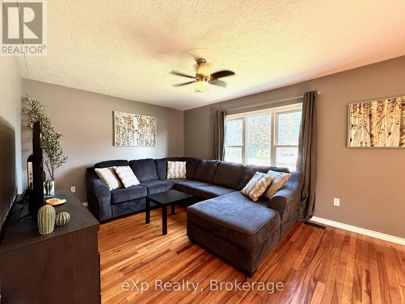 211 Elgin Street, Brockton, Ontario  N0G 2V0 - Photo 4 - X12346950