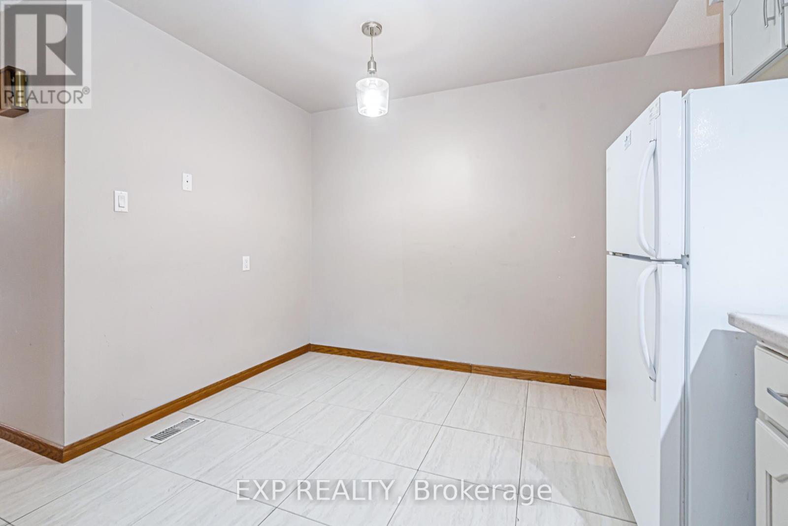 115 Scenic Wood Crescent, Kitchener, Ontario  N2A 3N2 - Photo 7 - X12346800