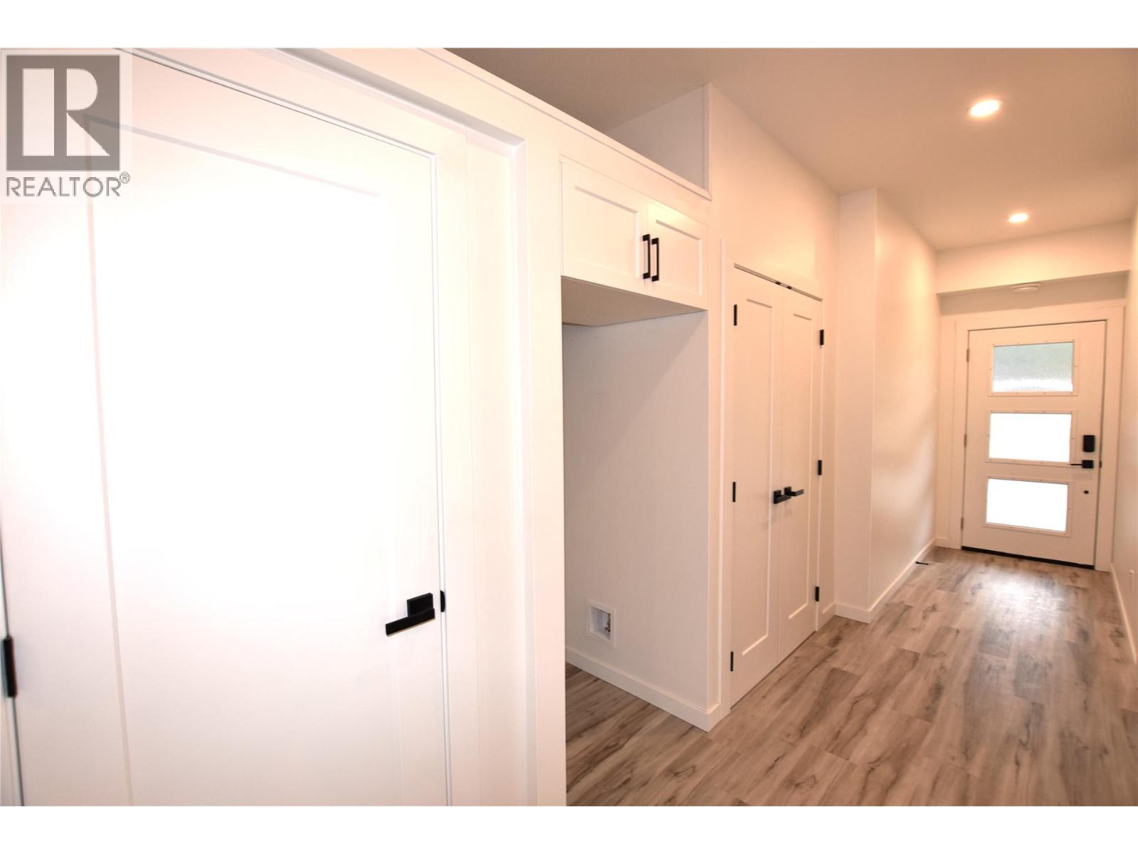 592 Nighthawk Avenue, Vernon, British Columbia  V1H 2A1 - Photo 8 - 10349031