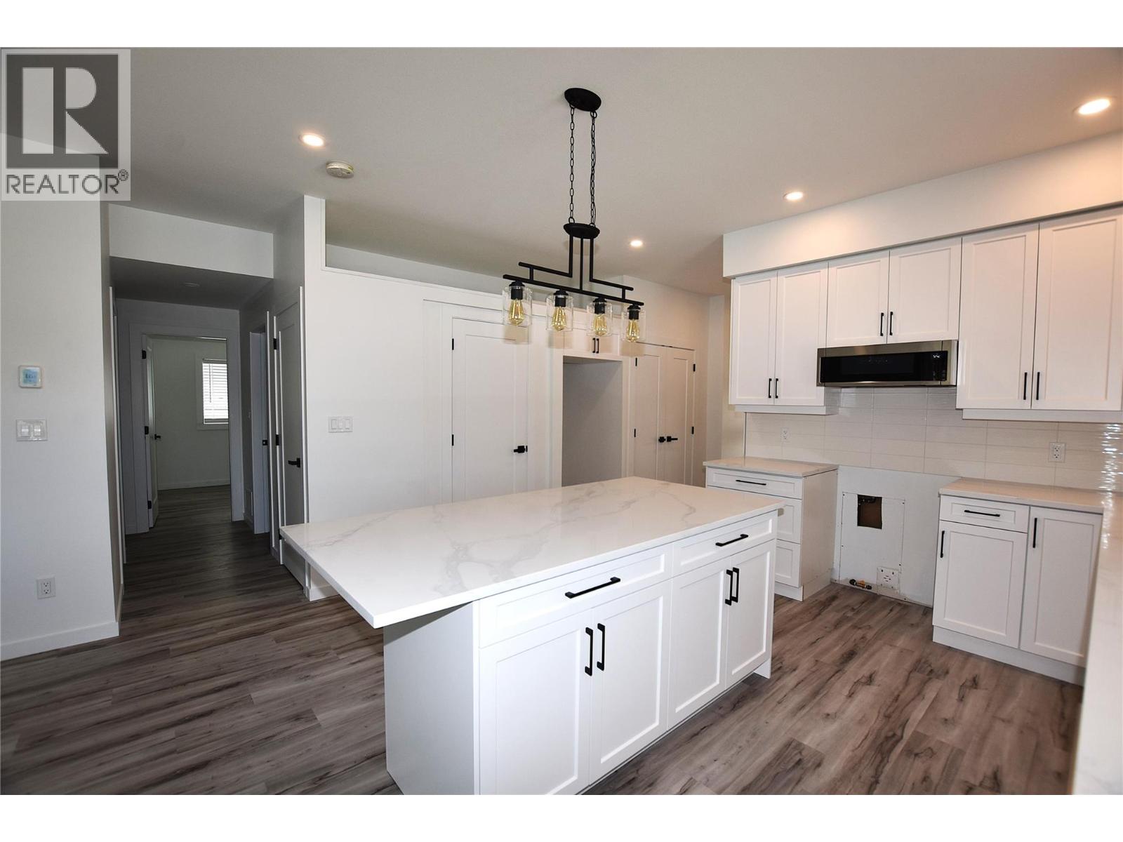 592 Nighthawk Avenue, Vernon, British Columbia  V1H 2A1 - Photo 10 - 10349031