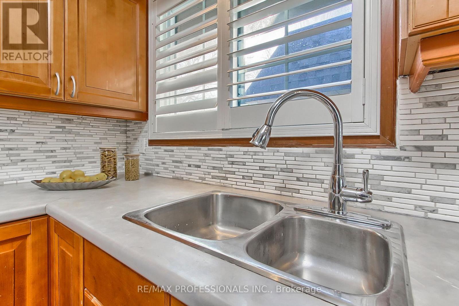 425 Canterbury Crescent, Oakville, Ontario  L6J 5K8 - Photo 13 - W12346890