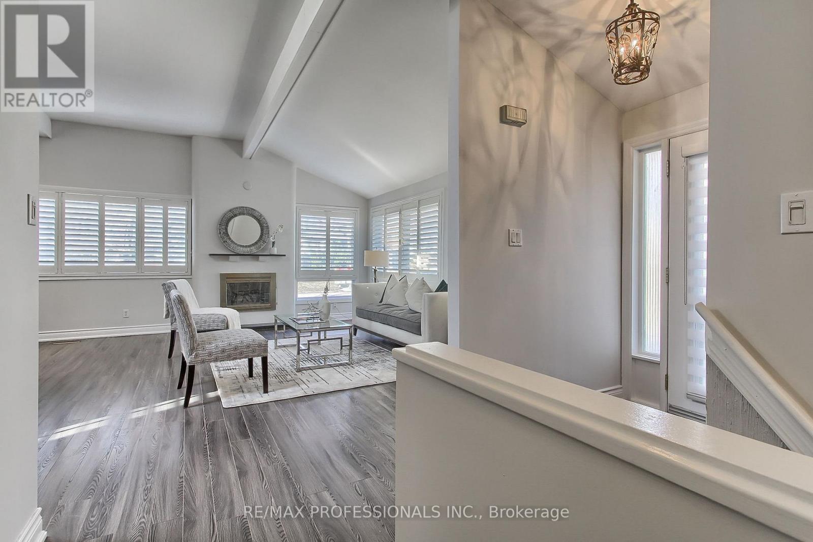 425 Canterbury Crescent, Oakville, Ontario  L6J 5K8 - Photo 4 - W12346890