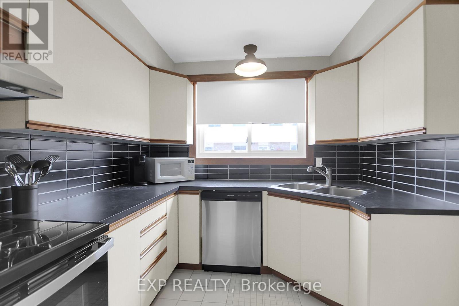 83 Hadley Circle, Ottawa, Ontario  K2H 7Z8 - Photo 24 - X12347151