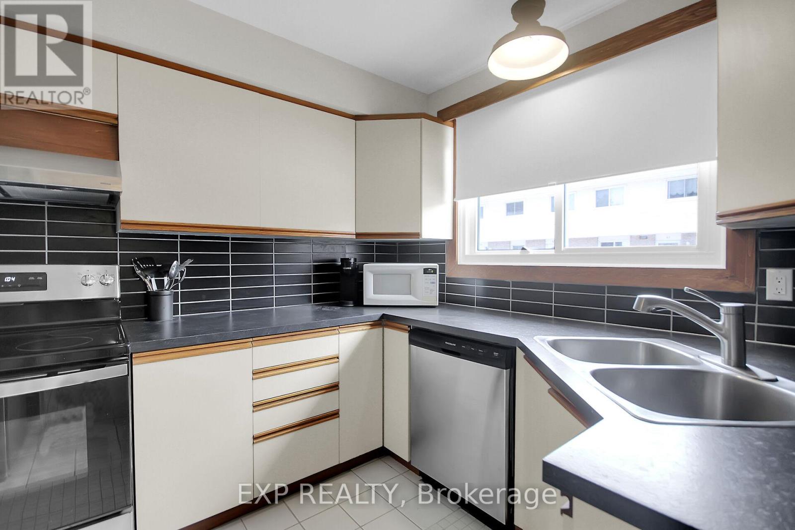 83 Hadley Circle, Ottawa, Ontario  K2H 7Z8 - Photo 25 - X12347151