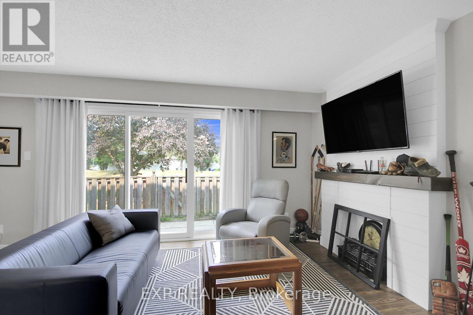 83 Hadley Circle, Ottawa, Ontario  K2H 7Z8 - Photo 8 - X12347151