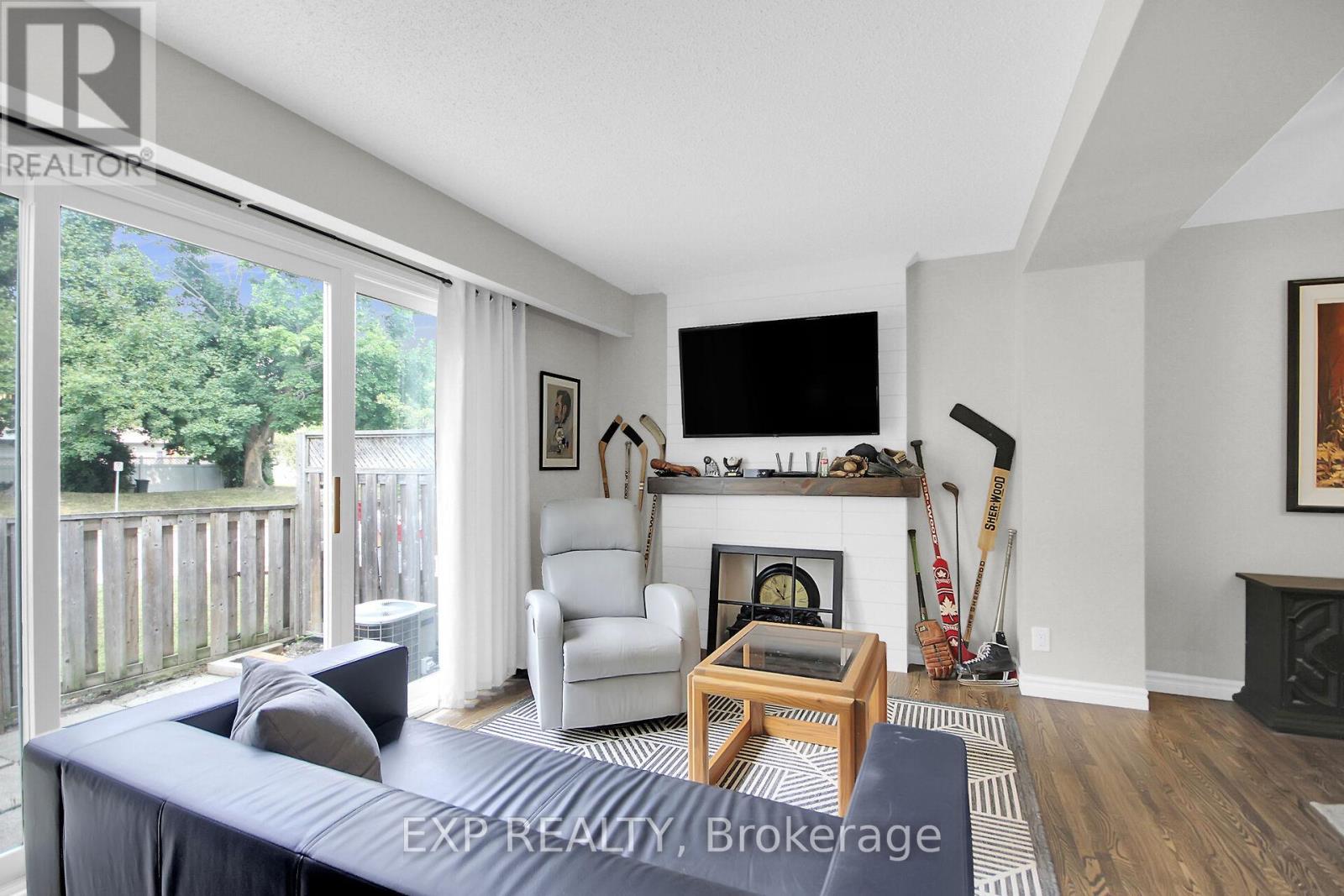 83 Hadley Circle, Ottawa, Ontario  K2H 7Z8 - Photo 9 - X12347151