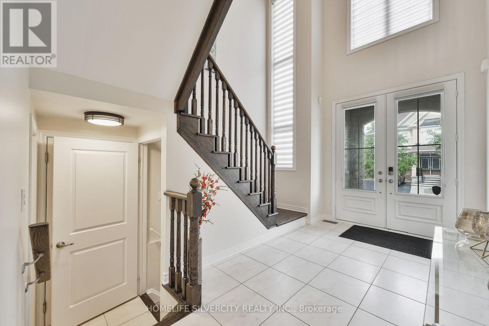 18 Tysonville Circle, Brampton (Northwest Brampton), Ontario  L7A 4B5 - Photo 4 - W12347042