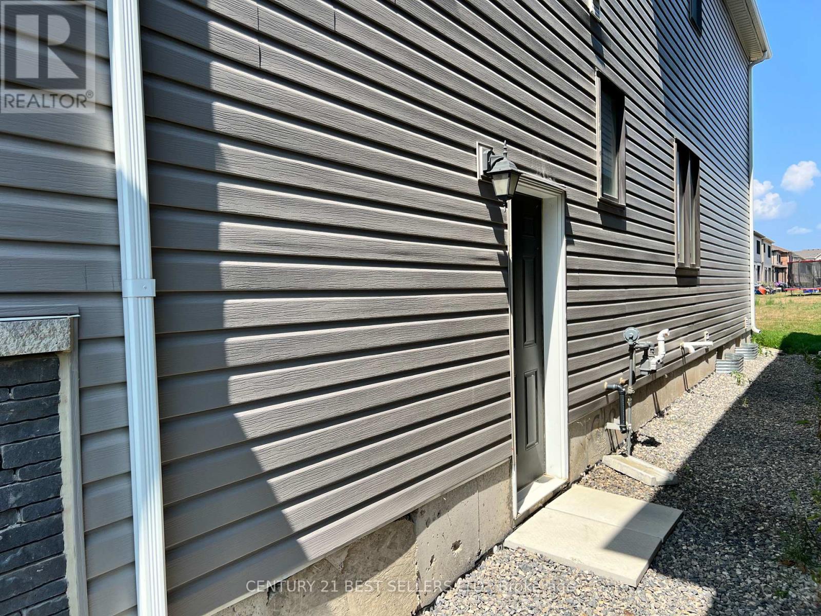 Property at 89 HIGGINS AVENUE image 3