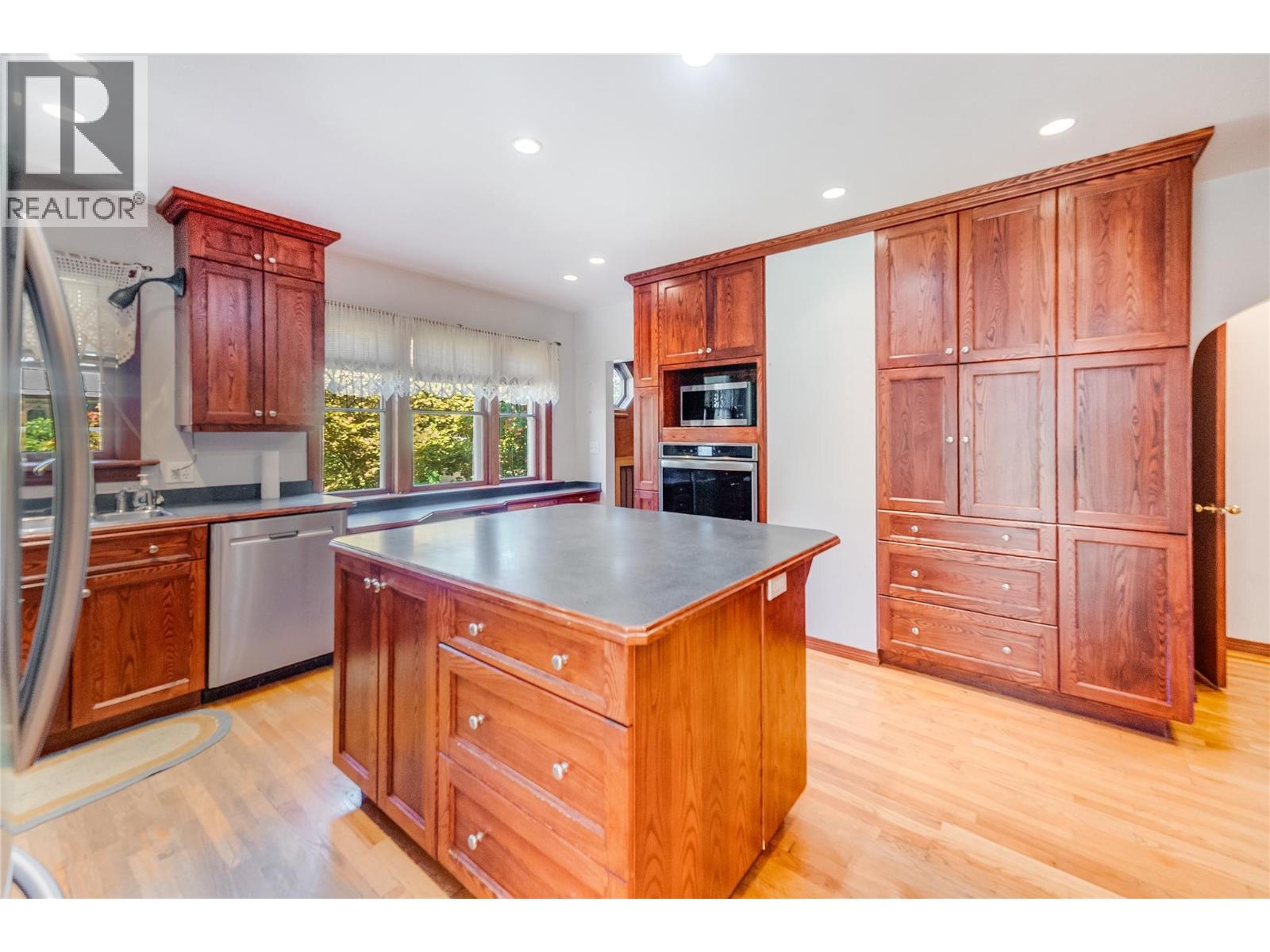 102 18th Street, Castlegar, British Columbia  V1N 2M7 - Photo 8 - 10359264