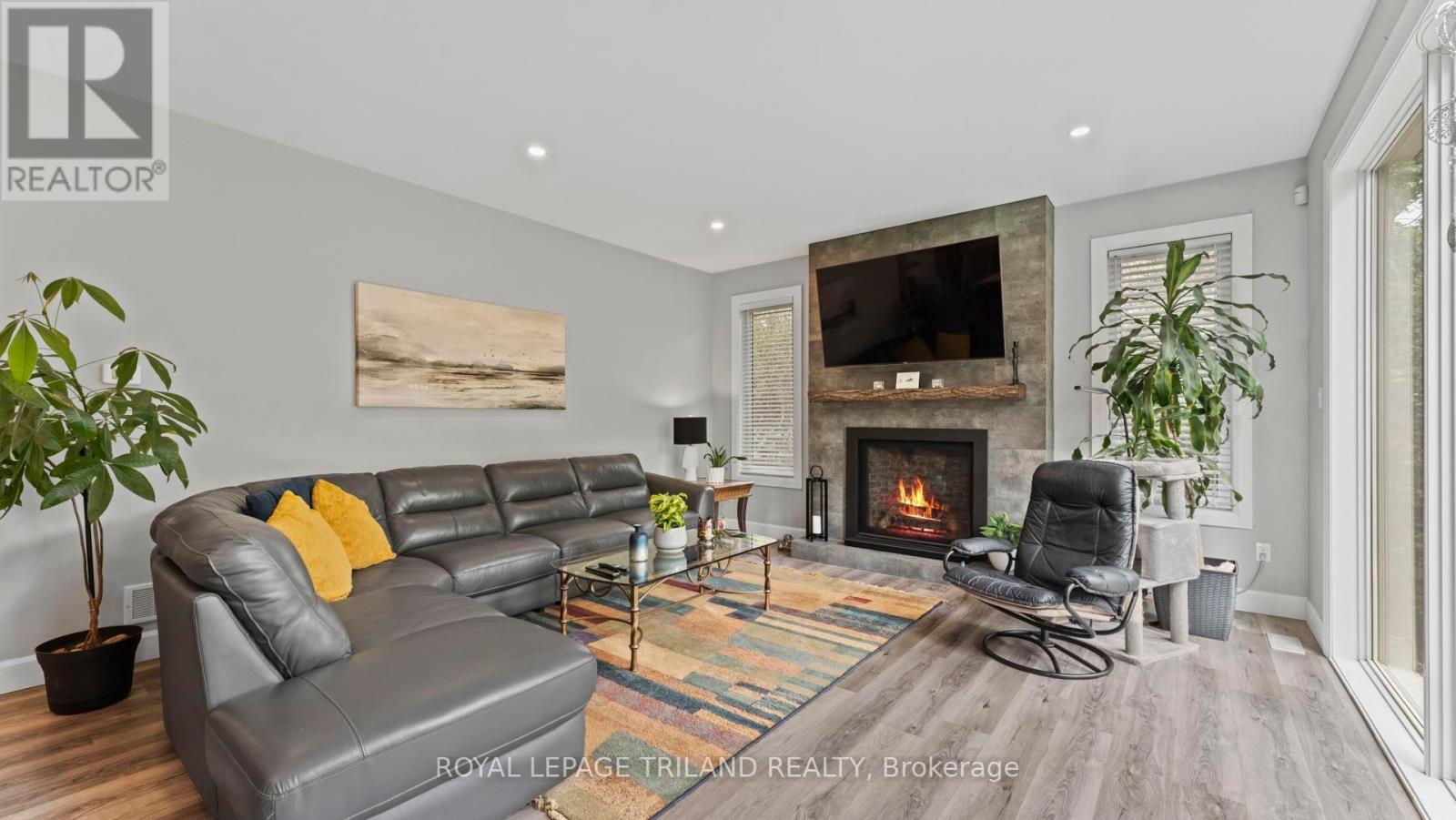 8443 Goosemarsh Line, Lambton Shores, Ontario  N0M 1T0 - Photo 17 - X12347297