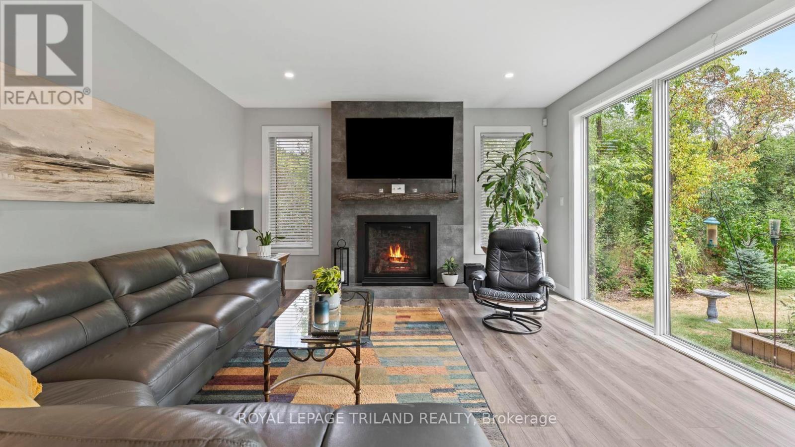 8443 Goosemarsh Line, Lambton Shores, Ontario  N0M 1T0 - Photo 18 - X12347297