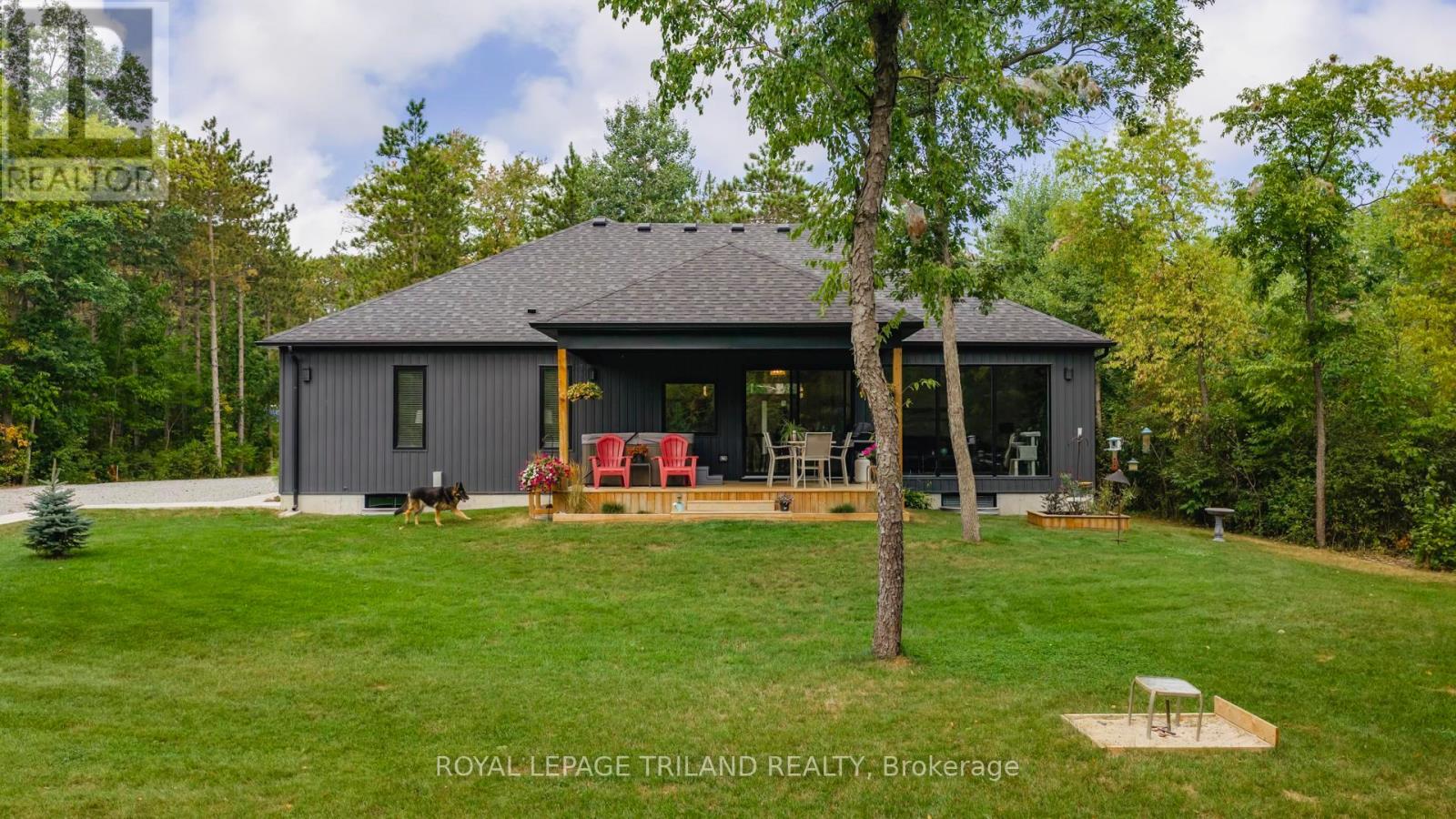 8443 Goosemarsh Line, Lambton Shores, Ontario  N0M 1T0 - Photo 41 - X12347297