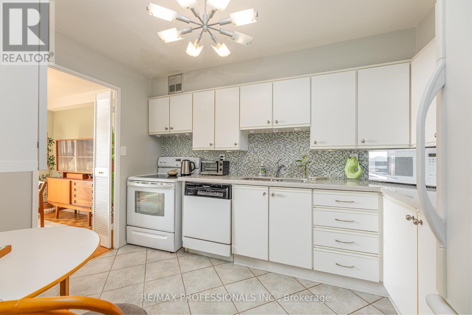 907 - 11 Wincott Drive, Toronto (Kingsview Village-The Westway), Ontario  M9R 2R9 - Photo 11 - W12347126