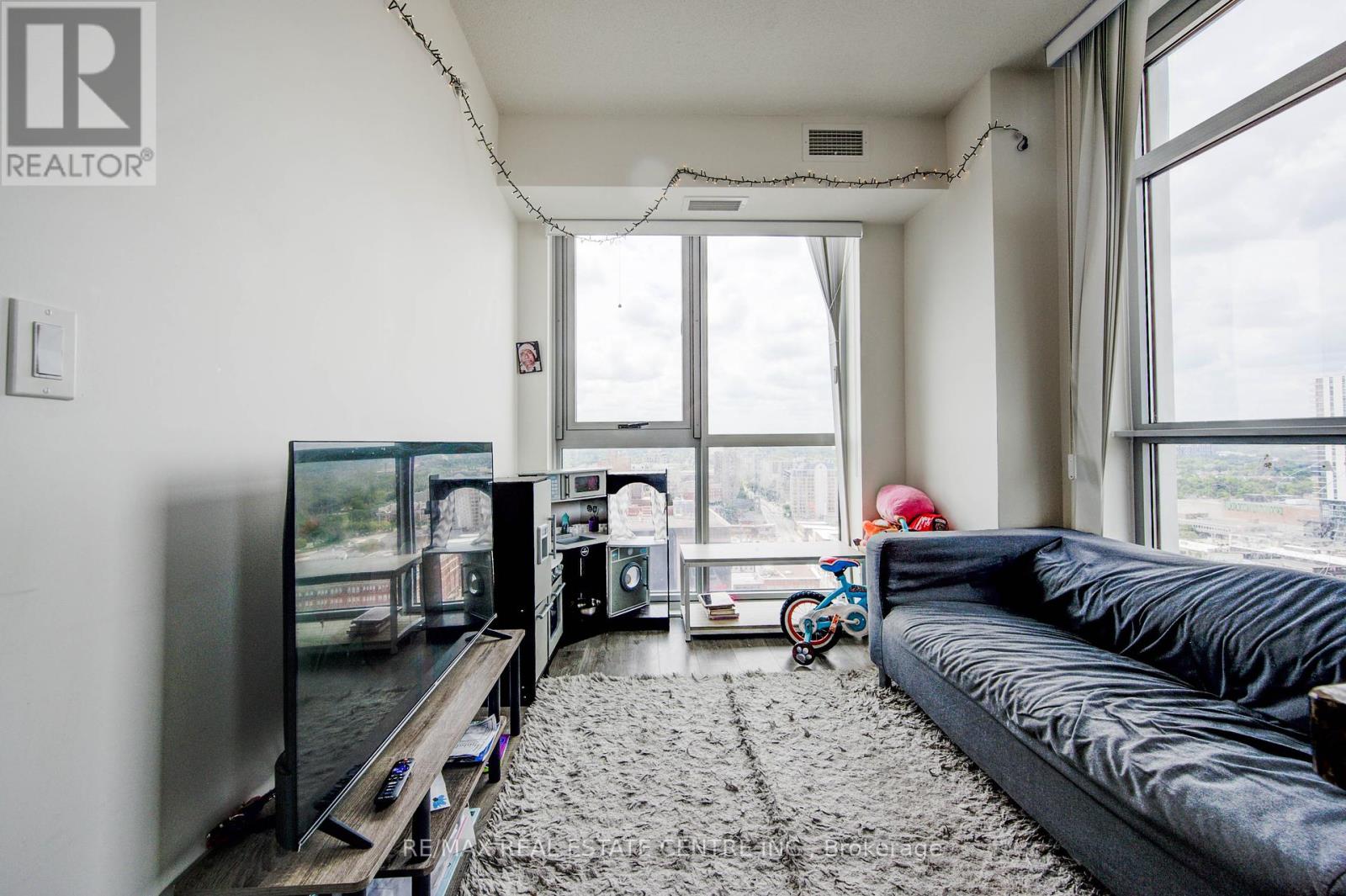 1809 - 60 Frederick Street, Kitchener, Ontario  N2H 2L7 - Photo 4 - X12344079