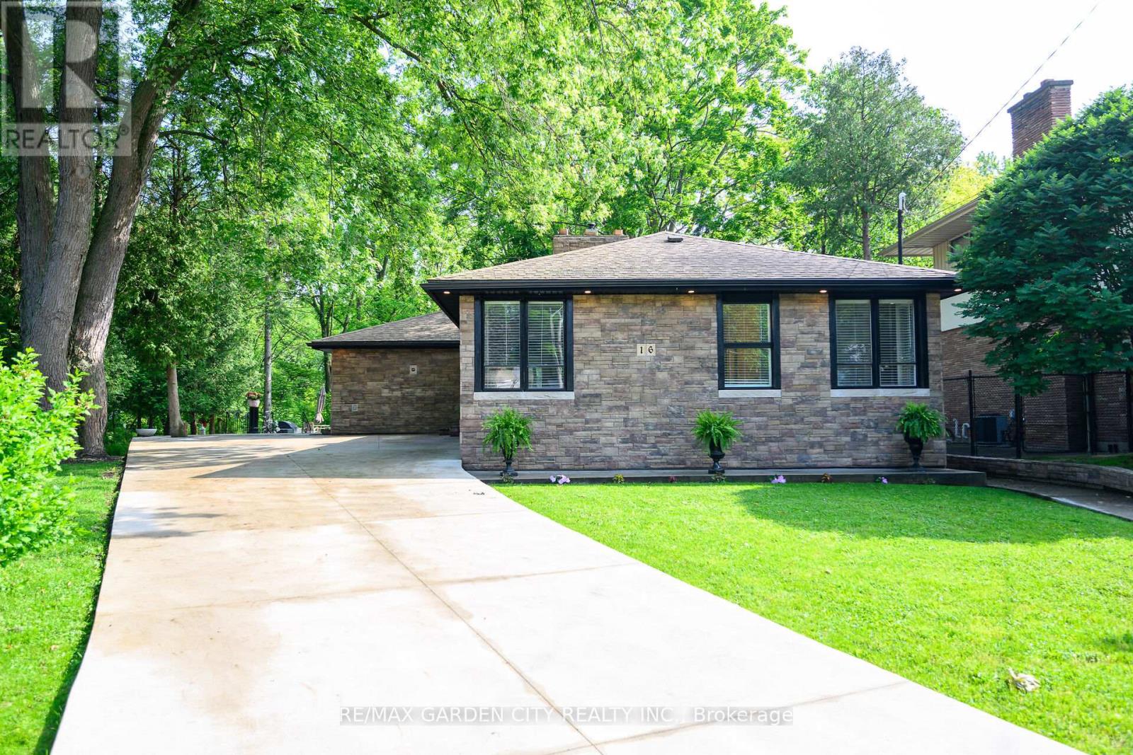16 FREELAND COURT, Hamilton, Ontario