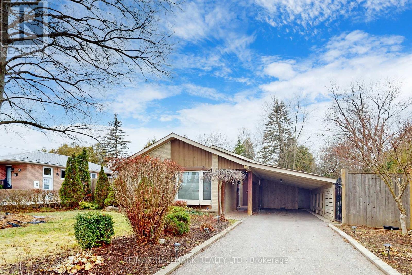 16 KNOWLES CRESCENT, Aurora, Ontario