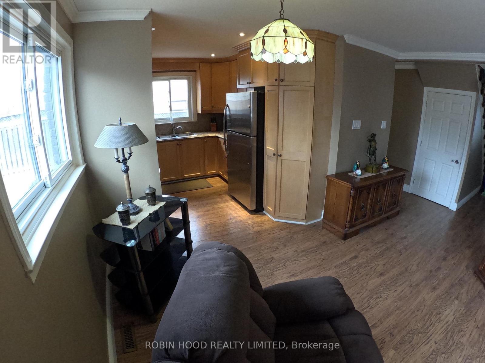 65 Britannia Avenue, Bradford West Gwillimbury, Ontario  L3Z 1A2 - Photo 10 - N12347291