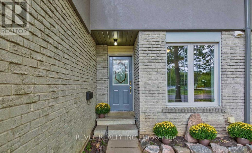 24 Lampman Lane, Barrie, Ontario  L4N 5B1 - Photo 2 - S12347307