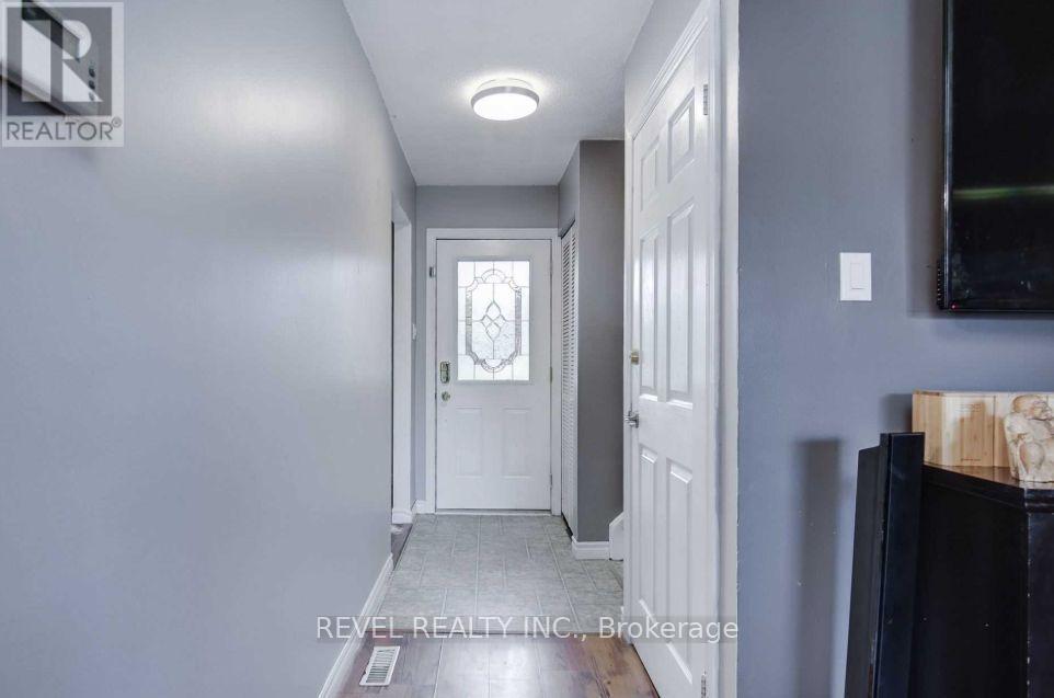 24 Lampman Lane, Barrie, Ontario  L4N 5B1 - Photo 3 - S12347307