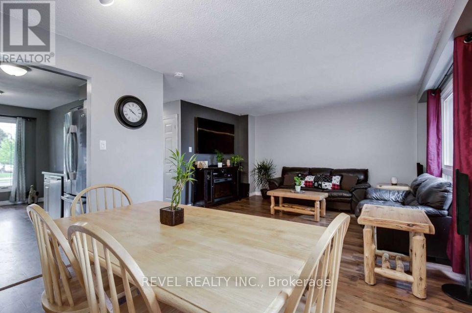 24 Lampman Lane, Barrie, Ontario  L4N 5B1 - Photo 4 - S12347307
