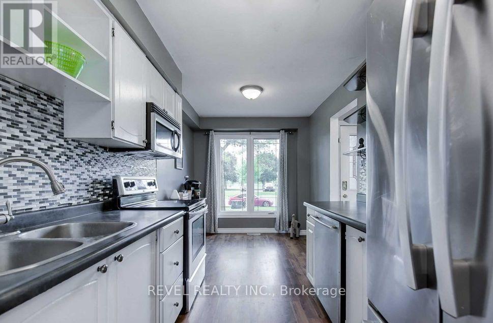 24 Lampman Lane, Barrie, Ontario  L4N 5B1 - Photo 6 - S12347307