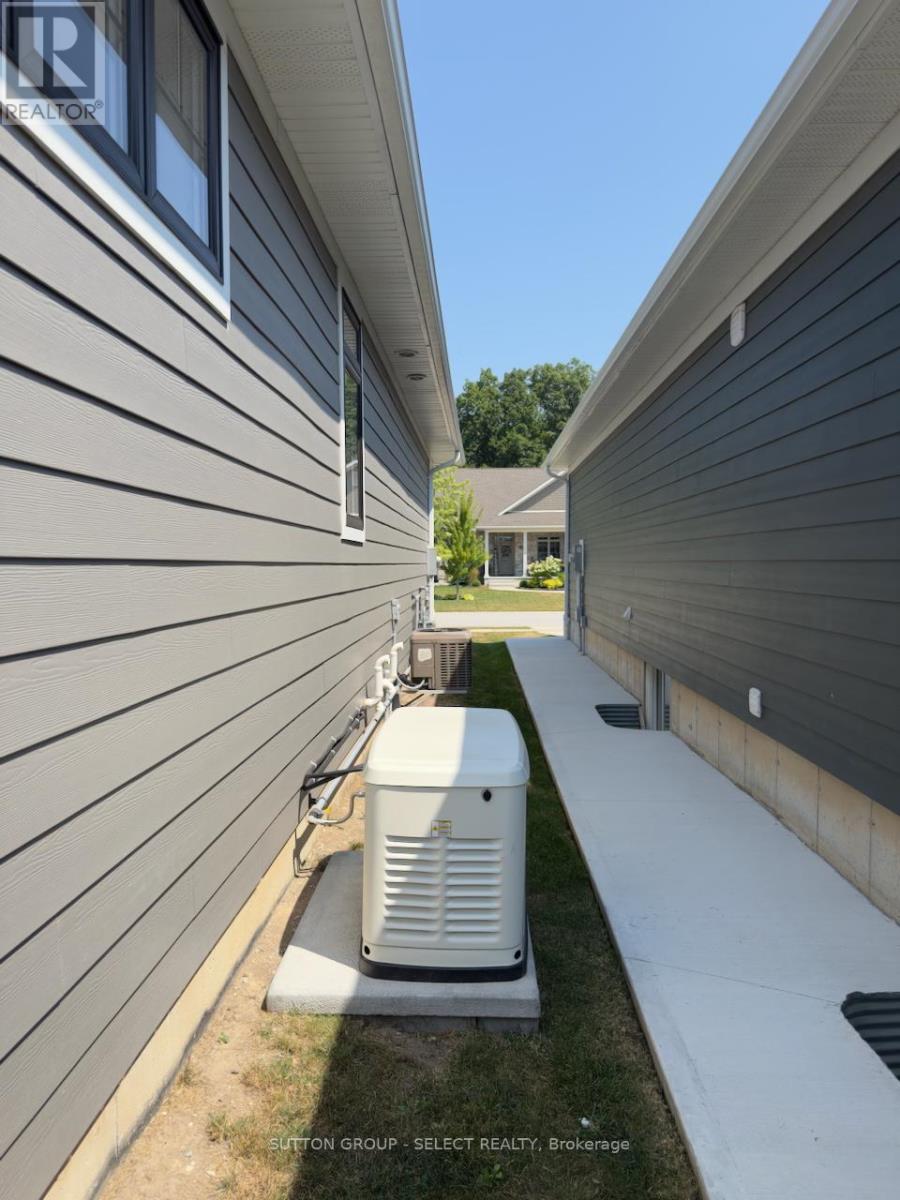 58 Deerfield Road, Lambton Shores, Ontario  N0M 1T0 - Photo 6 - X12347327