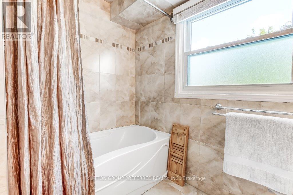 14 Cowan Avenue, London South, Ontario  N6C 4E6 - Photo 21 - X12347330