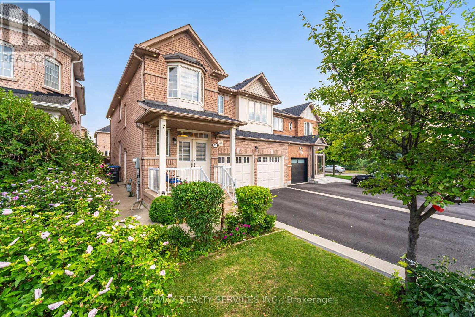 27 Hardgate Crescent, Brampton, Ontario  L7A 3V7 - Photo 3 - W12347311