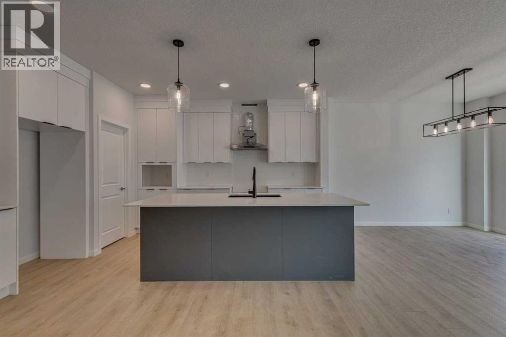 Property at 839 Bayview Terrace SW image 4