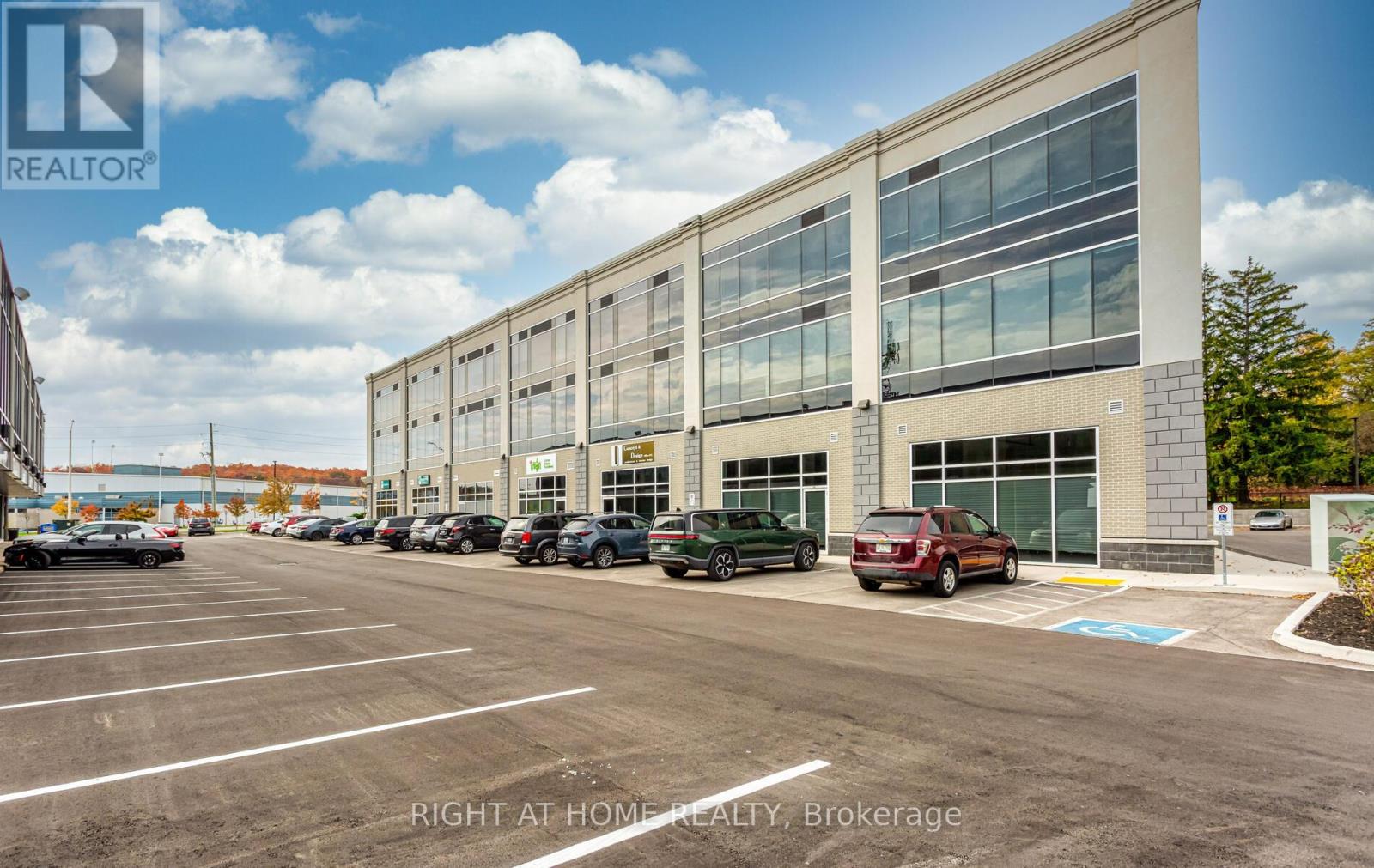 212 - 1670 North Service Road E, Oakville (Qe Queen Elizabeth), Ontario  L6H 7G3 - Photo 4 - W12347407
