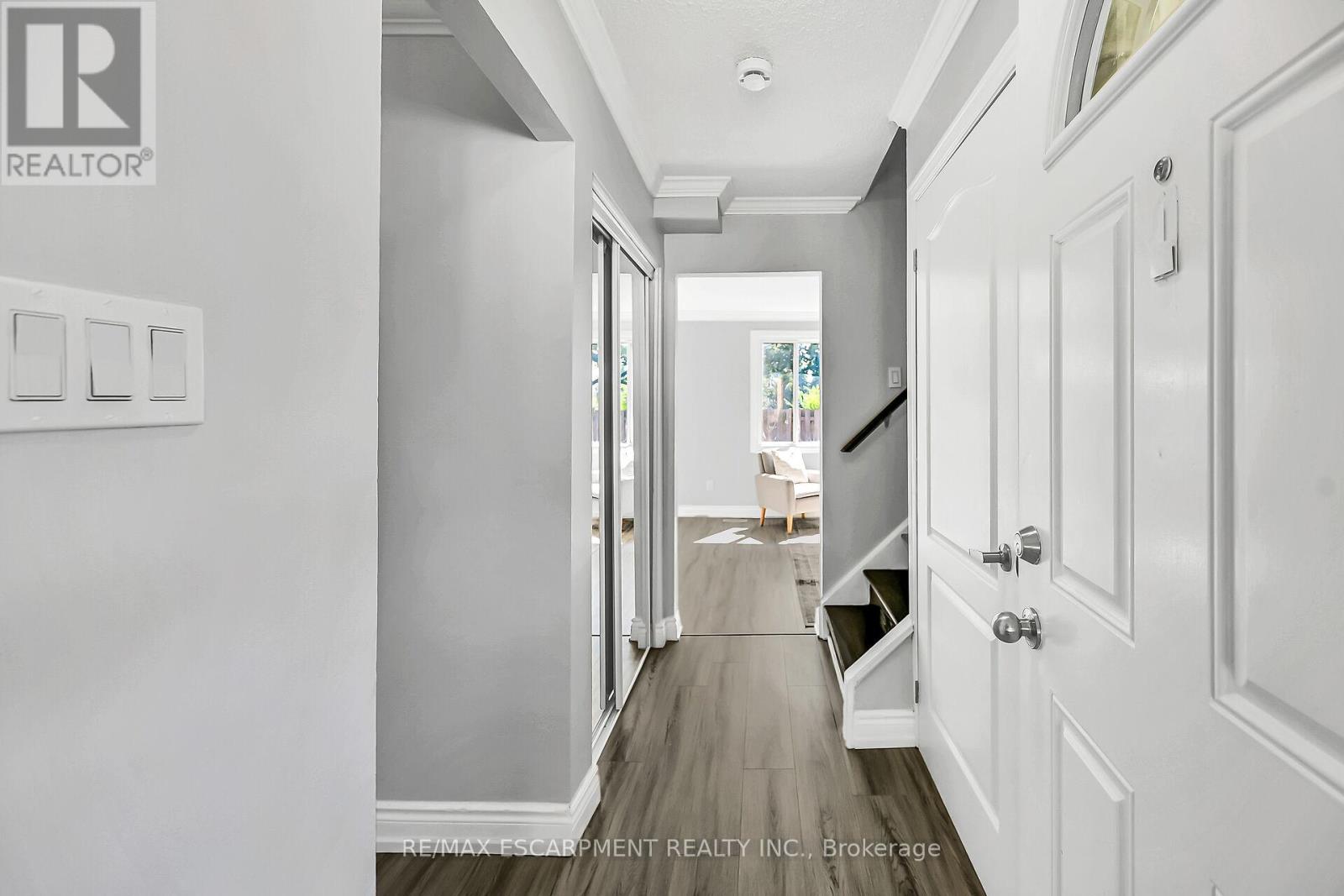 Property at 8 - 125 LIMERIDGE ROAD W image 5