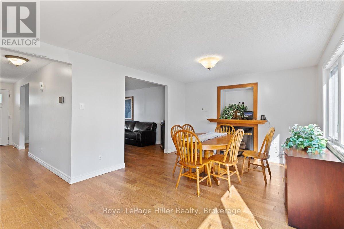 240 Dartmoor Crescent, Waterloo, Ontario  N2K 3S9 - Photo 10 - X12347600