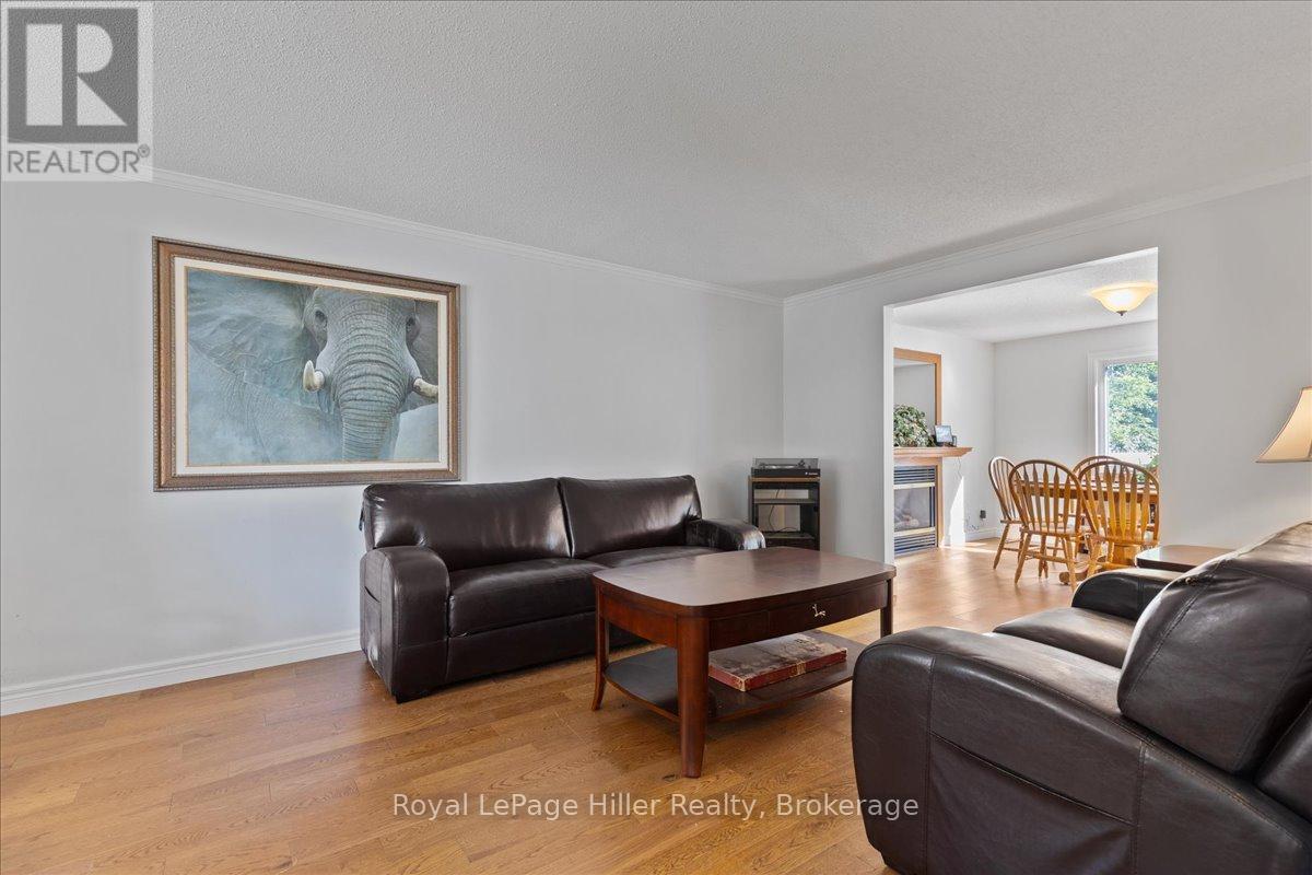 240 Dartmoor Crescent, Waterloo, Ontario  N2K 3S9 - Photo 5 - X12347600