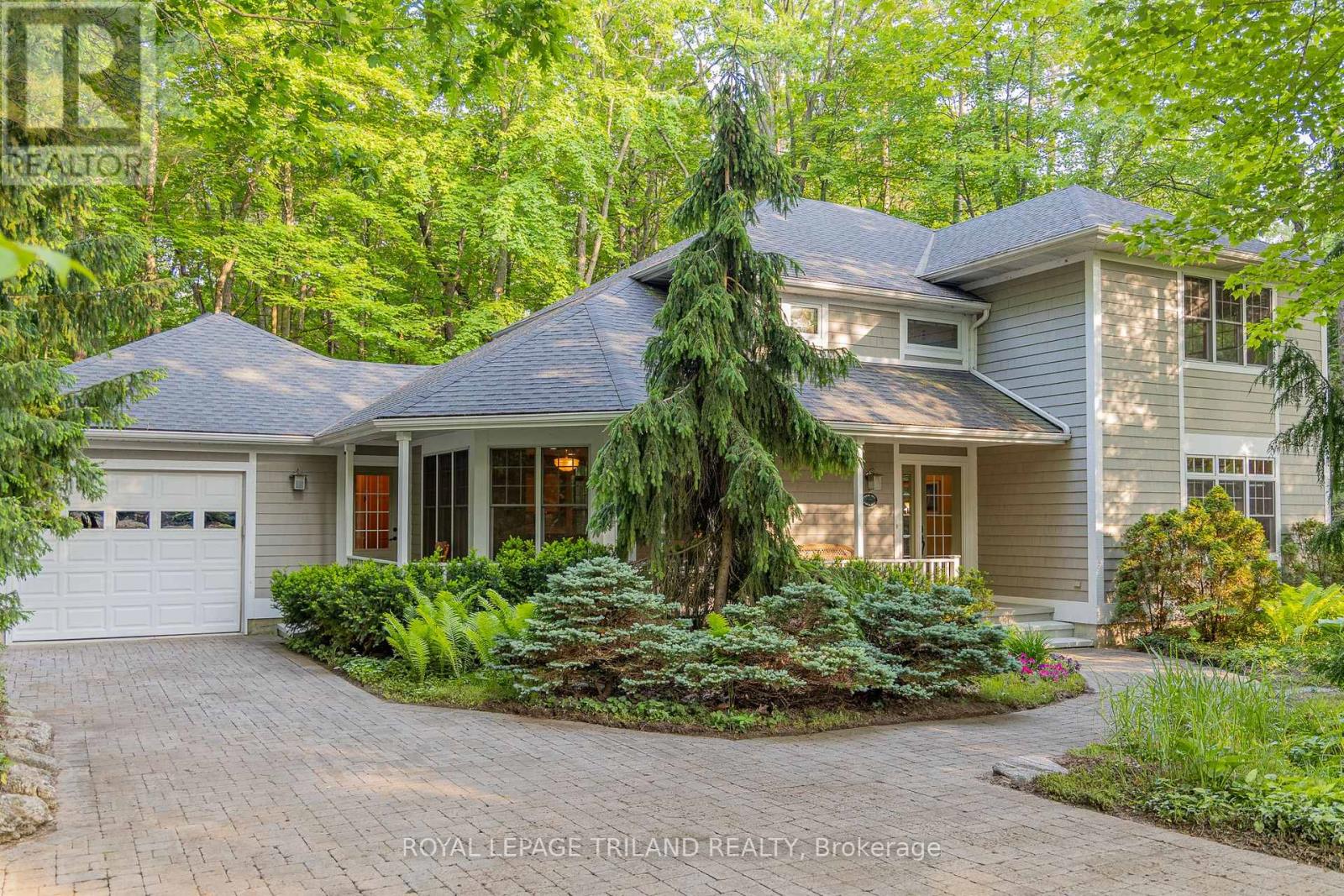 10221 Shoreline Drive, Lambton Shores, Ontario  N0M 1T0 - Photo 38 - X12347595