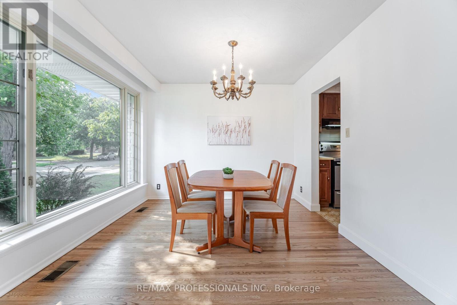 6 Tapley Drive, Toronto, Ontario  M9R 3P3 - Photo 11 - W12347535