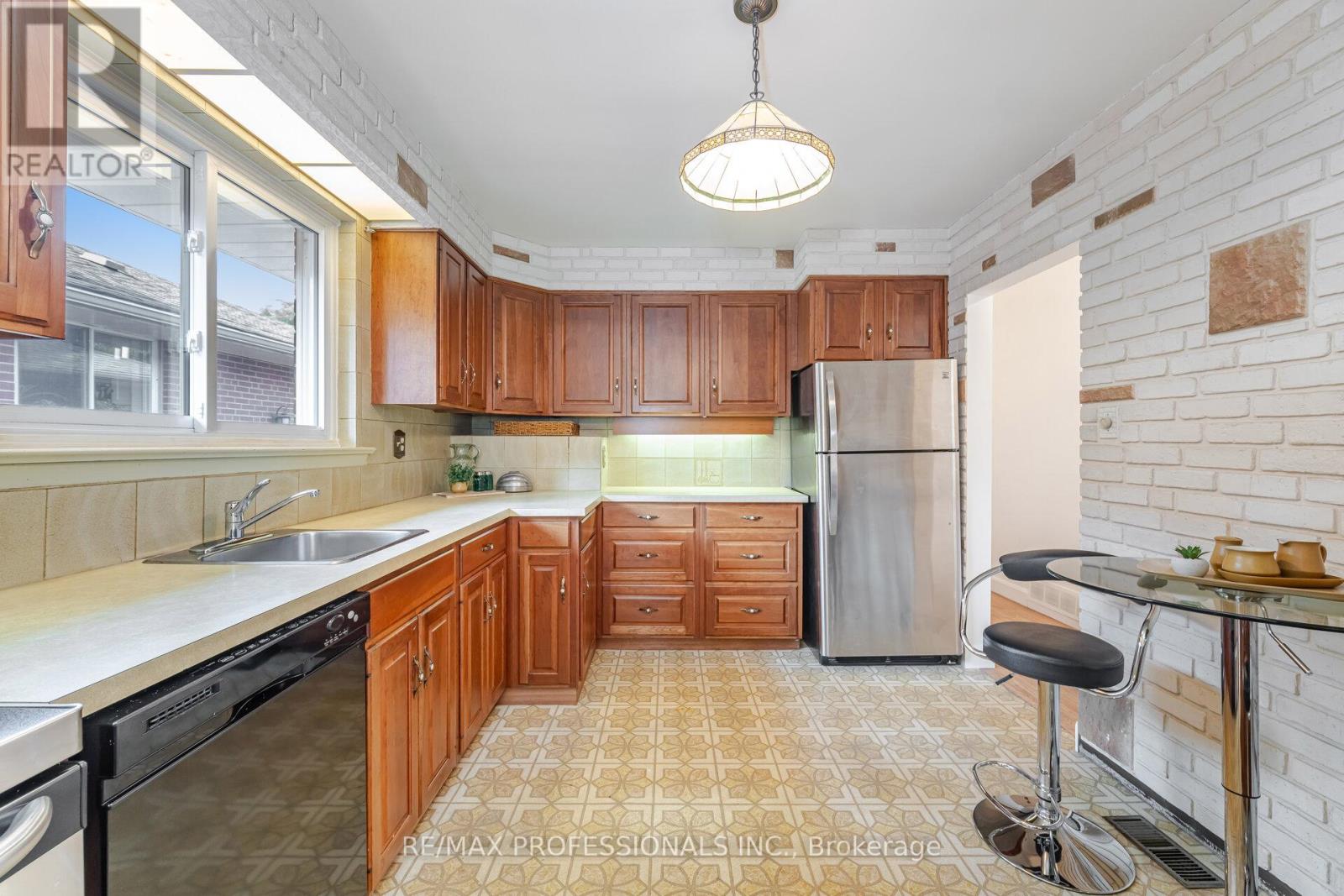6 Tapley Drive, Toronto, Ontario  M9R 3P3 - Photo 14 - W12347535