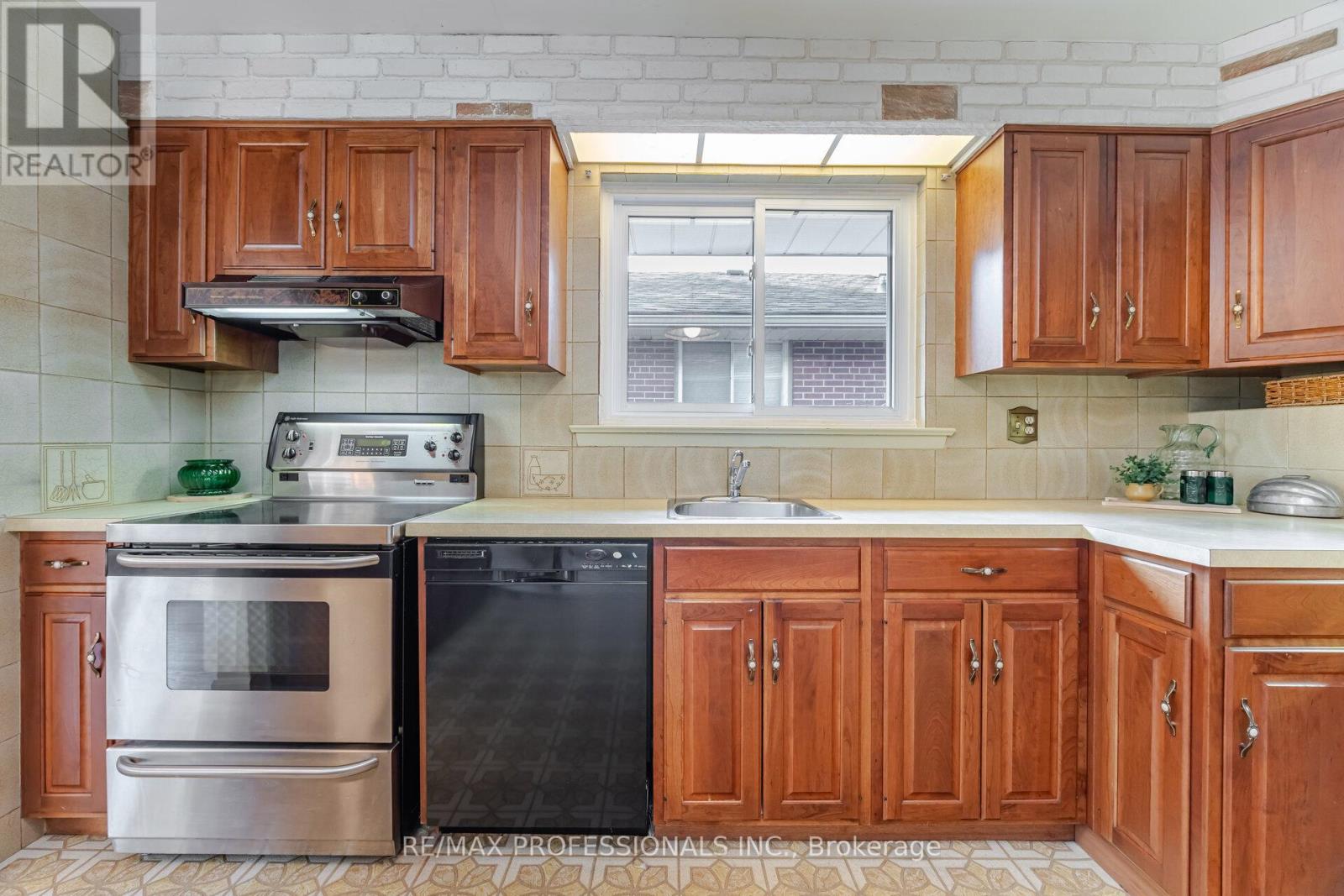 6 Tapley Drive, Toronto, Ontario  M9R 3P3 - Photo 15 - W12347535