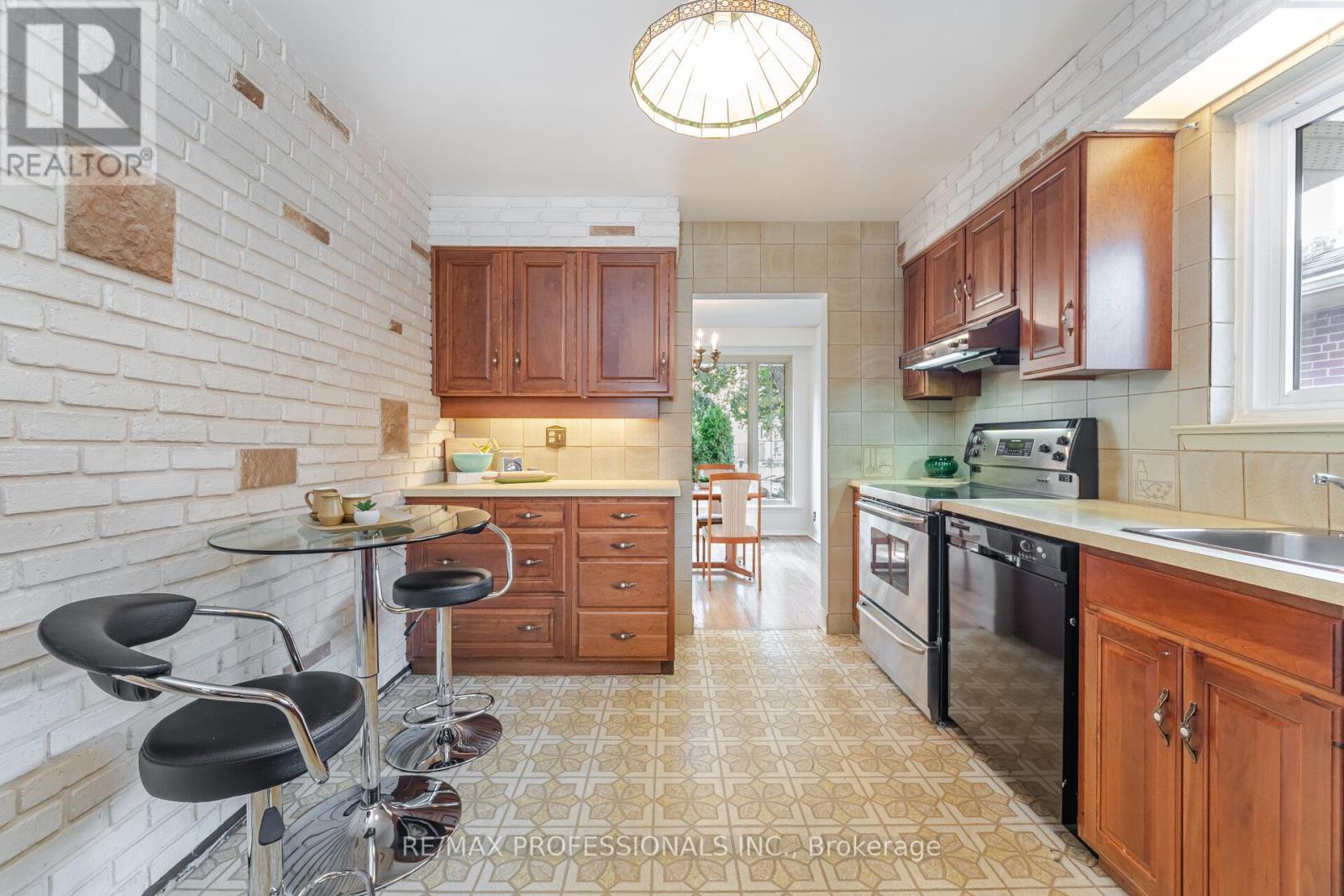 6 Tapley Drive, Toronto, Ontario  M9R 3P3 - Photo 16 - W12347535