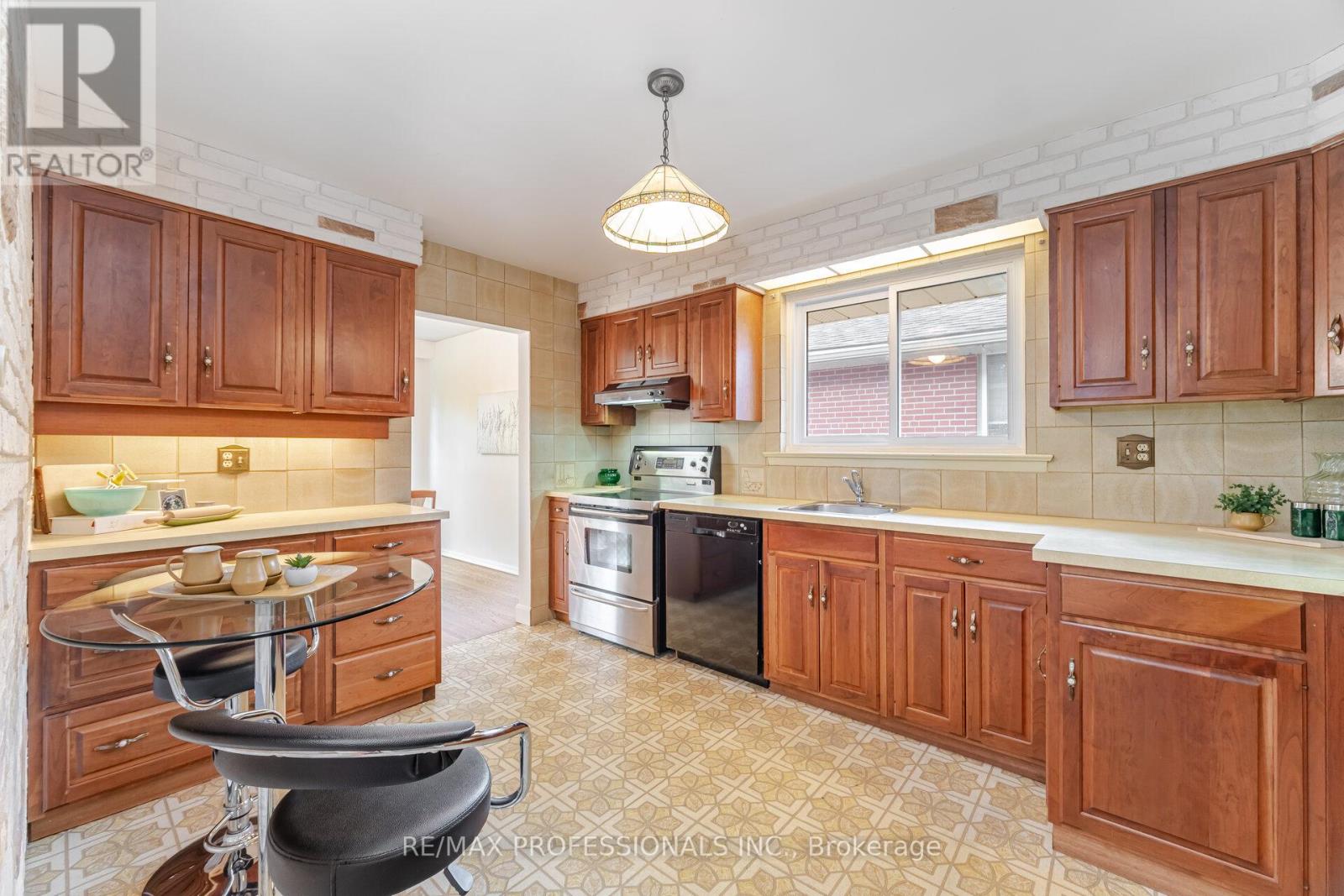 6 Tapley Drive, Toronto, Ontario  M9R 3P3 - Photo 17 - W12347535
