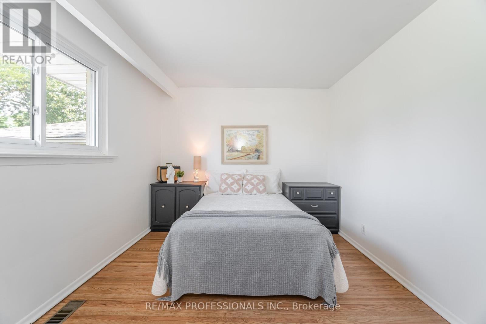 6 Tapley Drive, Toronto, Ontario  M9R 3P3 - Photo 22 - W12347535