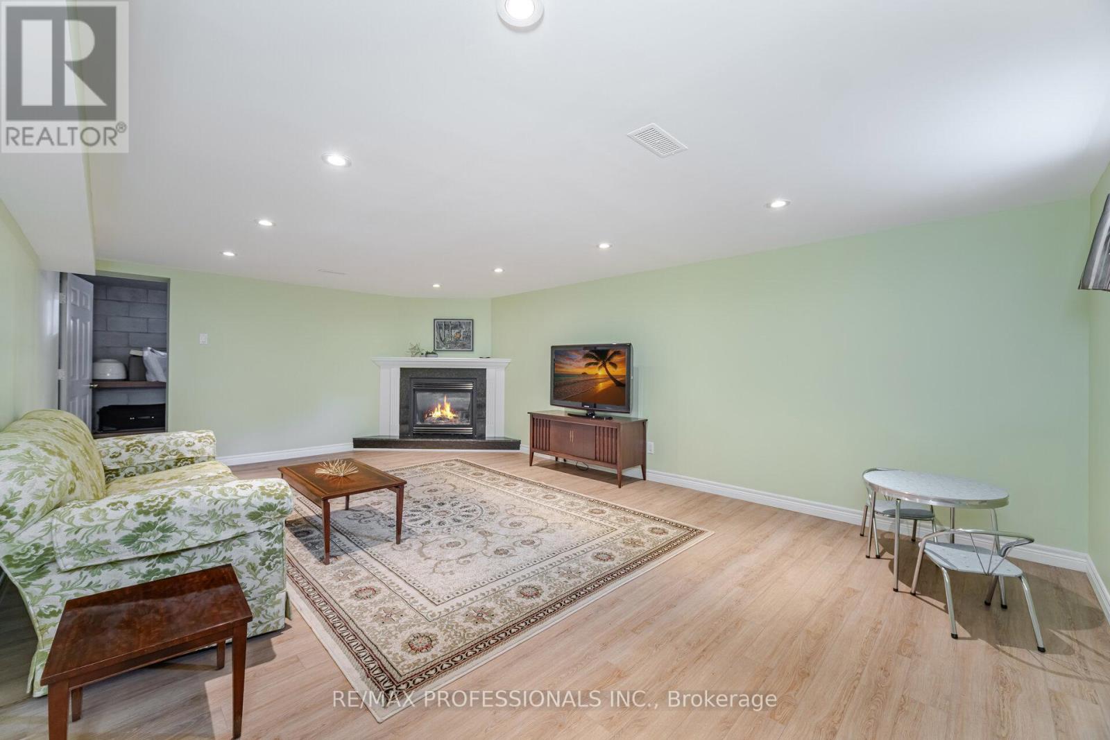 6 Tapley Drive, Toronto, Ontario  M9R 3P3 - Photo 35 - W12347535