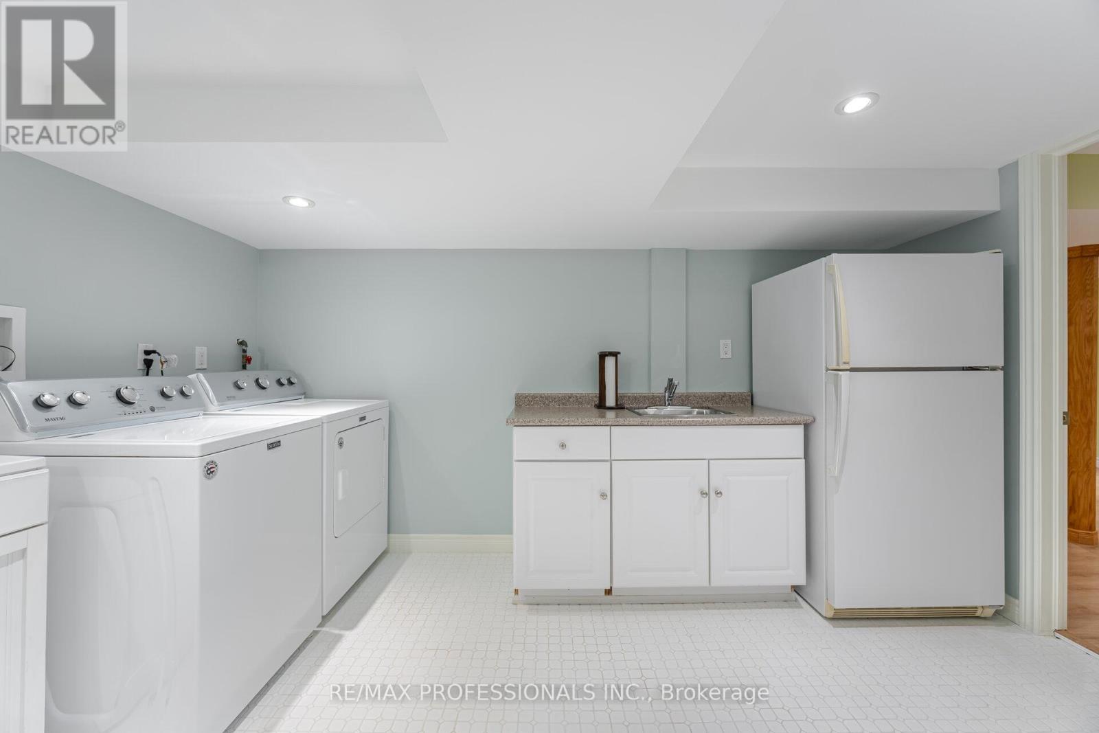 6 Tapley Drive, Toronto, Ontario  M9R 3P3 - Photo 43 - W12347535